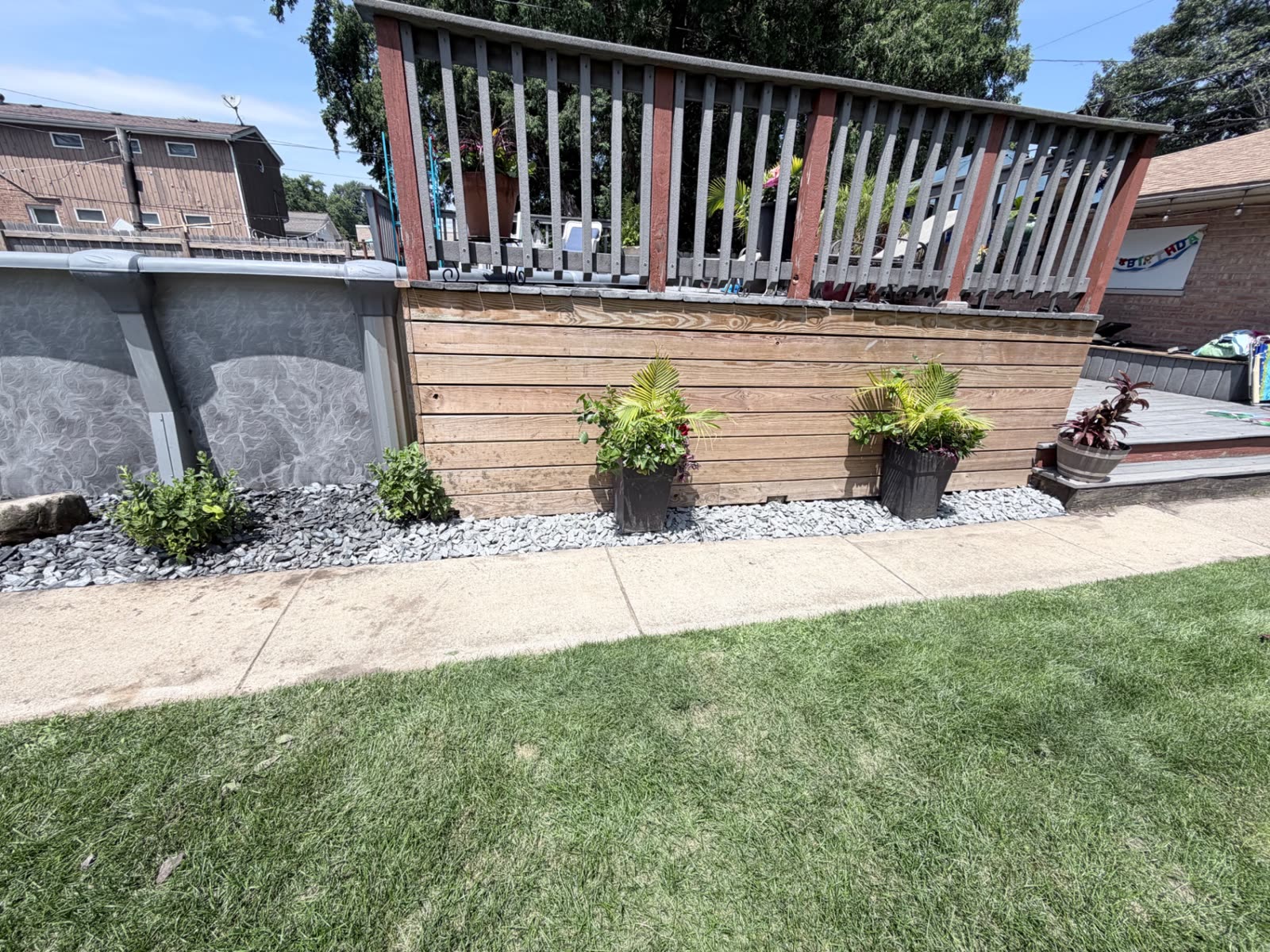 Decorative rock bed around an above-ground pool